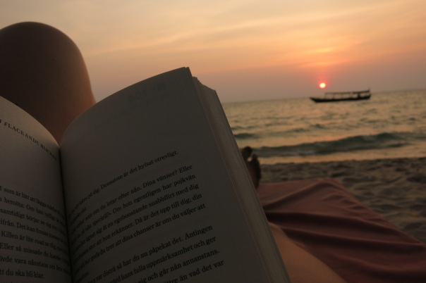 Läsa bok i solnedgången!