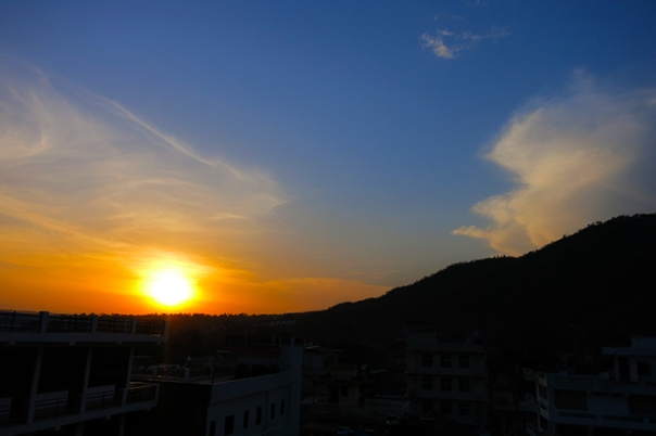 Solnedgång över Romjhula i Reshikesh